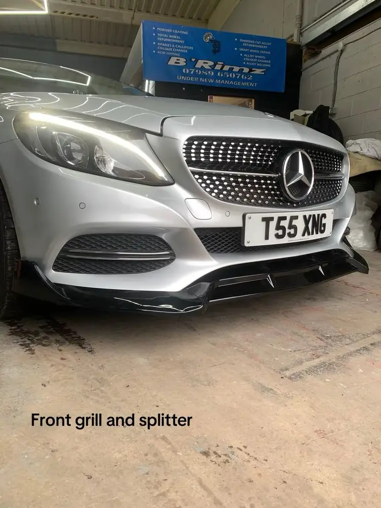 The same Mercedes with a gloss black grille and front splitter fitted
